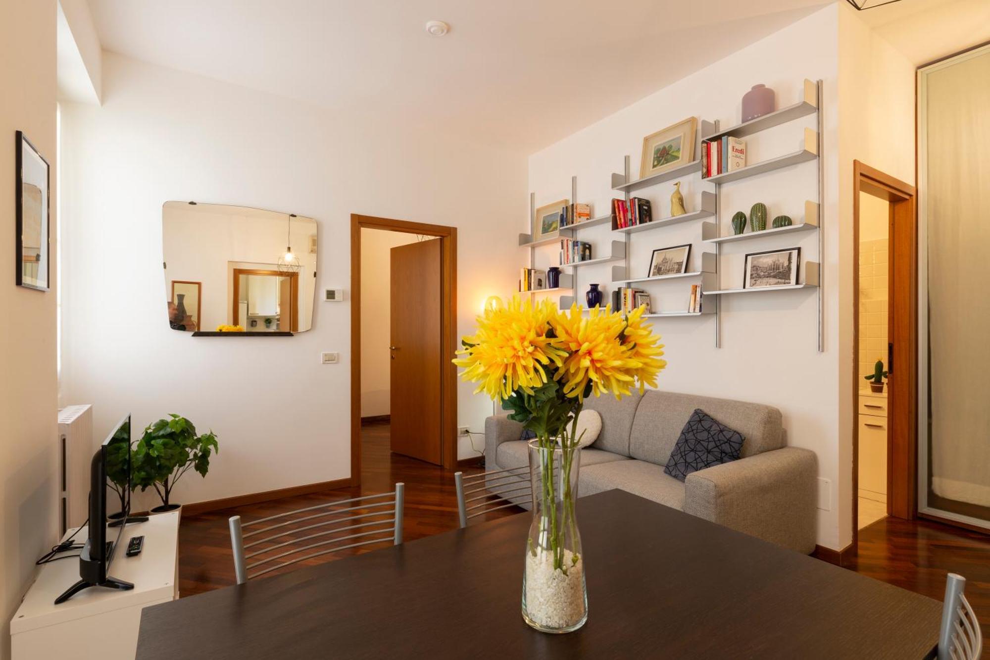 Urban Retreat - Isola District Apartment *